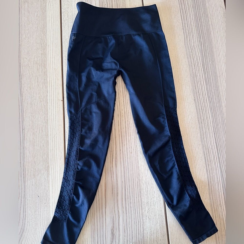 Fabletics Sync Seamless 7/8 Black Legging- Xs - image 2